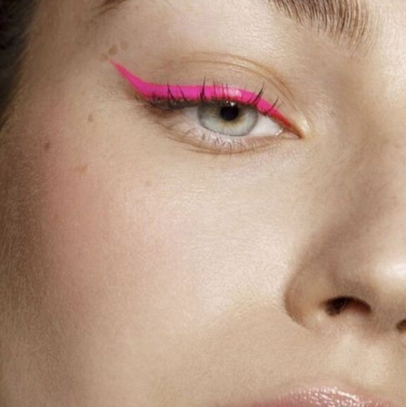 Romantic beauty pink eyeliner. - Picture 4 of 4